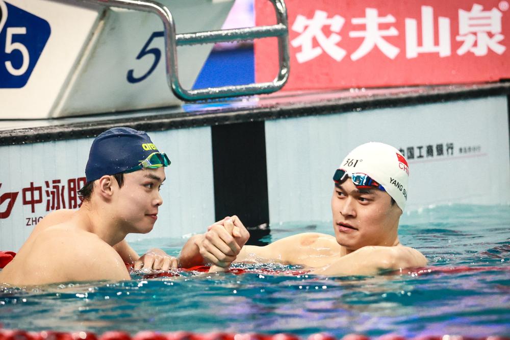 同时根据伯
